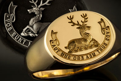 Stag 'couchant' crest & motto reverse oval ring