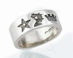 Wedding band with heraldic crests