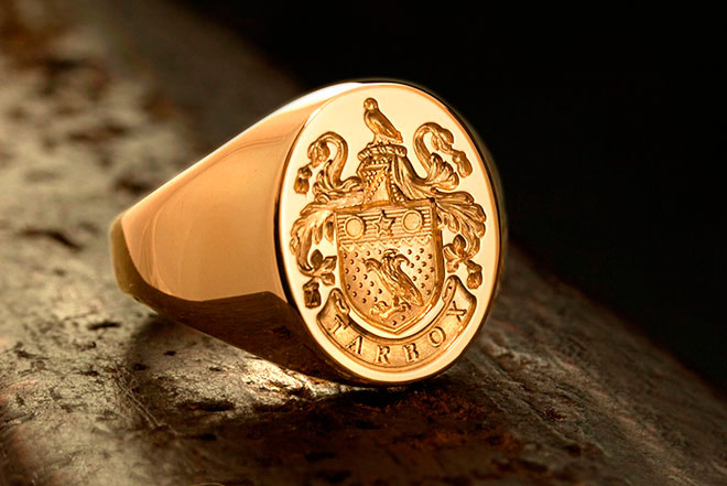 Tarrox Family Name / Plantagenet Style Arms / 'Show Engraving' / 18ct Yellow Gold