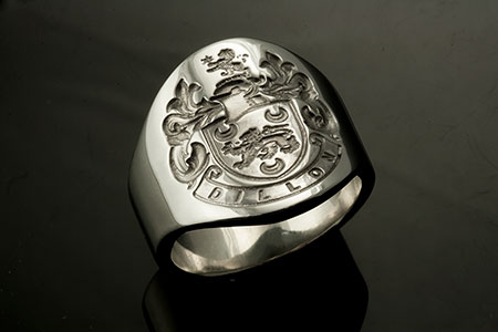 Dillon Family Name / Tudor Style Arms / 'Show Engraving' / Oval 9ct