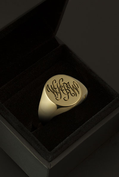 Monogramed Classic Oval Signet Ring - Script / Traditional