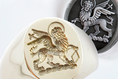 Gold Signet Ring Engraved Lion of st. Mark Heraldic Crest Holding Lozenge