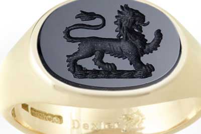 Lion Passant Heraldic Crest Seal Engraved Black Onyx Gemstone & Gold Signet Ring