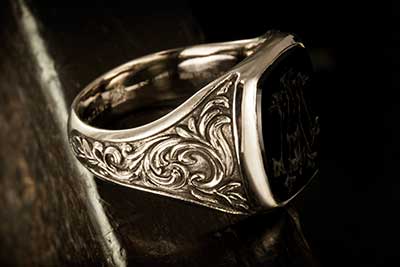 Elegant Classical Leaf Sculptural Ring Cushion / Stone Set (Onyx)